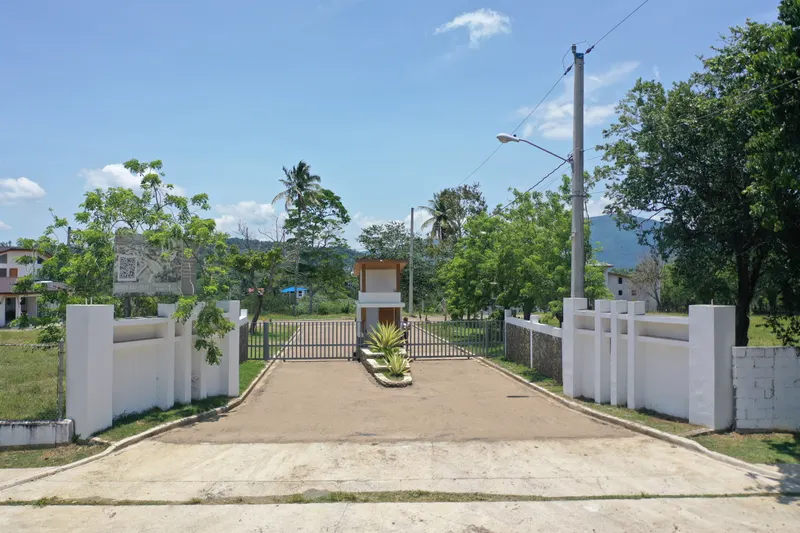 Portón y entrada terminada a Urbanización Canela desde la avenida