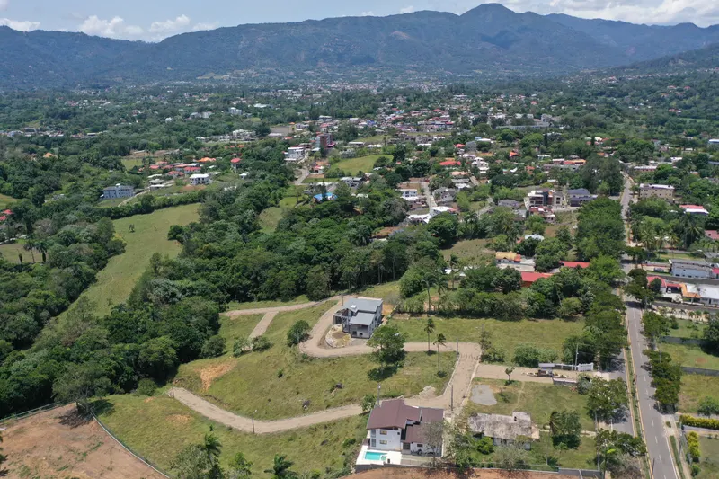 Ubicación de la urbanización junto a Avenida La Confluencia y el área urbana de Jarabacoa