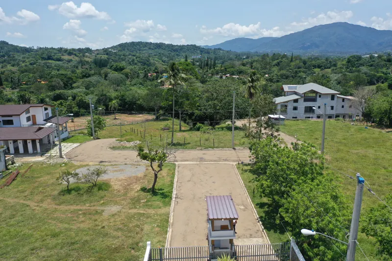 Las dos viviendas en construcción, calle y alumbrado del proyecto